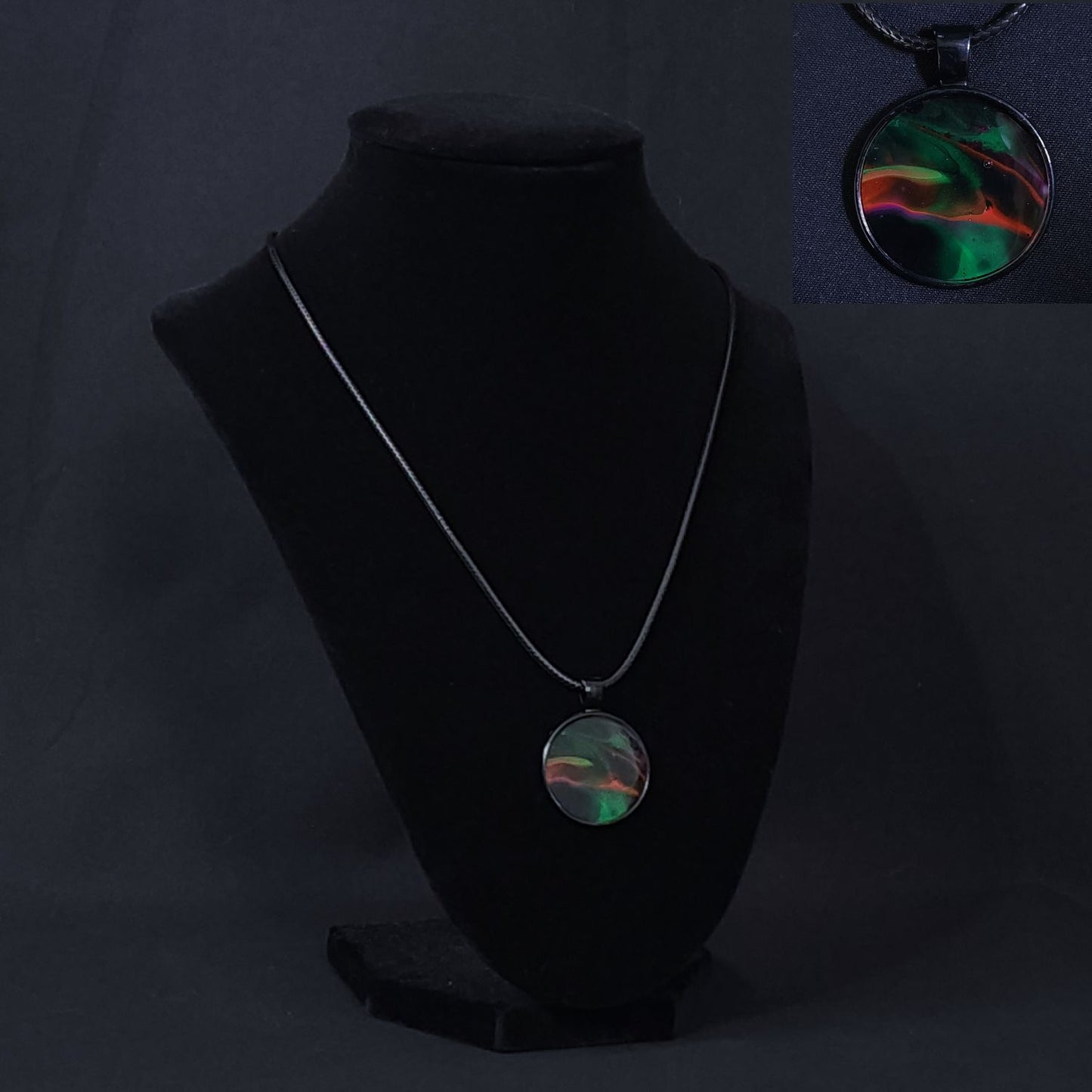 Black Pendant Necklaces
