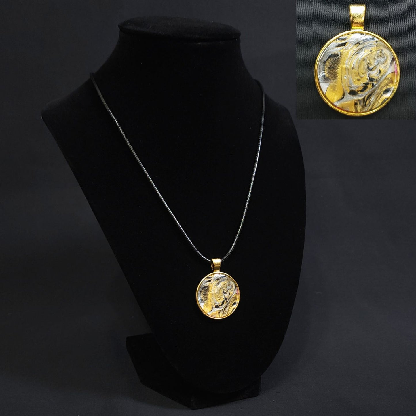 Gold Pendant Necklaces